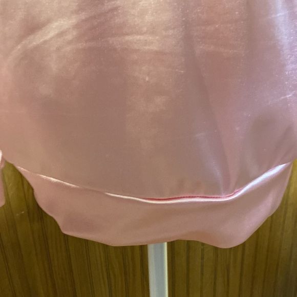 The pink ladies Barbie pink lightweight jacket. Size medium - Picture 3 of 9